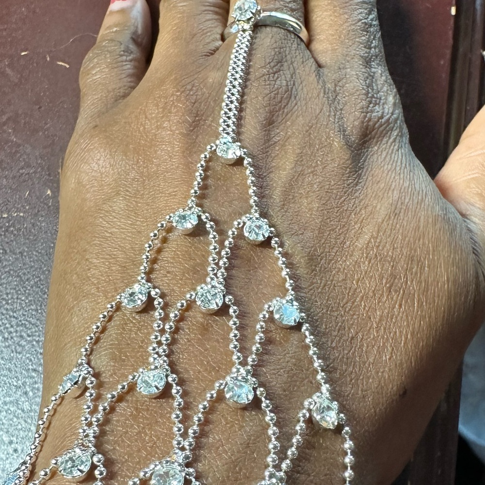 Avon GLAMOROUS FINGER Silver Hand Chain Bracelet. Small